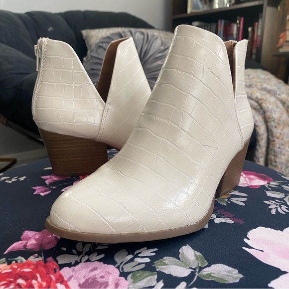 SO Cream Faux Crocodile Alligator Leather Ankle Booties Boots - Picture 1 of 8